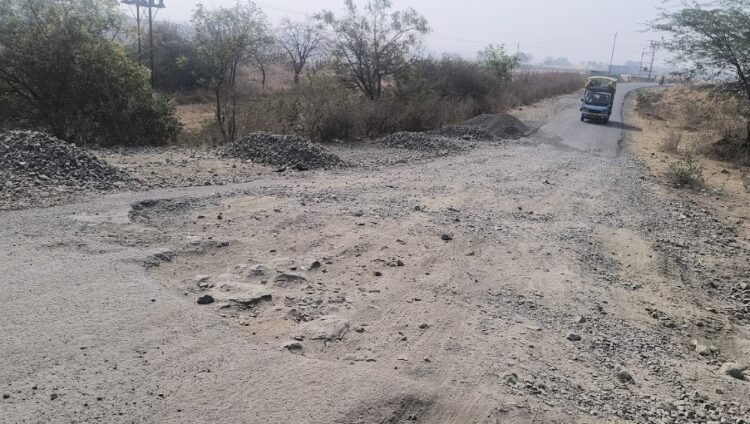 “डांबरीकरणाचा मुलामा !” नळदुर्ग – अक्कलकोट रस्त्यात ४ कोटींचा ‘गोलमाल’; आमदारांच्या आशीर्वादाने कंत्राटदाराची मनमानी!