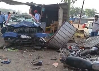 टायर फुटल्याने भीषण अपघात : उमरग्यात दोघांचा जागीच मृत्यू, एक जखमी