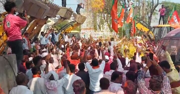 सामान्यांच्या जयंतीला डॉल्बी जप्त करणारी खाकी सत्ताधाऱ्यांसमोर लाचार? जिल्हाधिकारी कार्यालयासमोर भाजप कार्यकर्त्यांचा उन्माद!