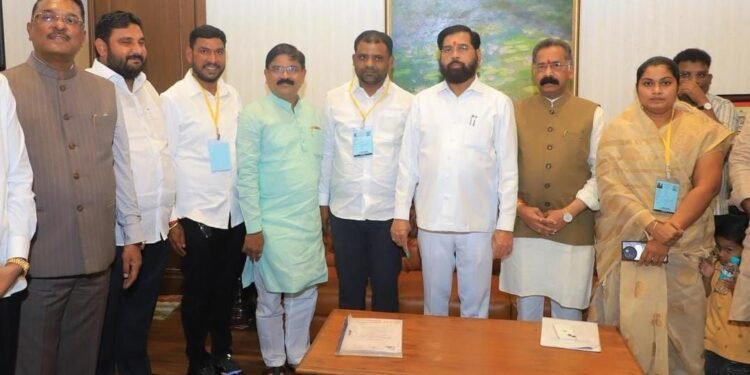 धाराशिव झेडपी सत्तानाट्य: मल्लू नेरुळकरच्या ‘पेड’ कार्यकर्त्यांची पोलखोल; राजन साळवींनी राणा पाटलांना फोटोतून केले ‘कट’… म्हटले शिवसेना अभेद्य …