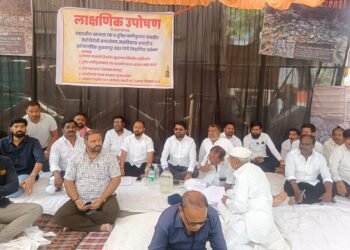 तुळजापुरात अस्वच्छता, दूषित पाणीपुरवठ्याविरोधात महाविकास आघाडीचे धरणे आंदोलन