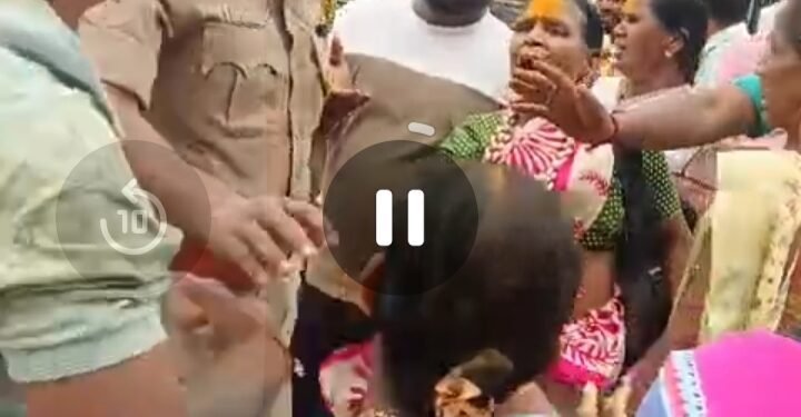 तुळजापुरात खाकी वर्दीचा माज! देवीच्या दर्शनाला आलेल्या भाविकांना पोलिसांची अमानुष मारहाण; महिलांनाही धक्काबुक्की