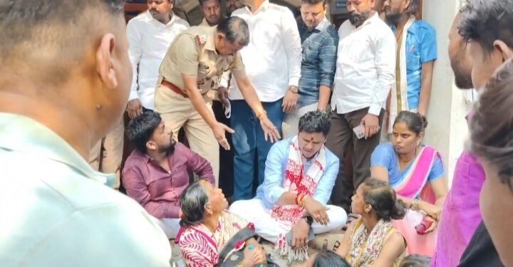 तुळजापुरात ‘खाकी’चा माज: ज्या अधिकाऱ्याला मुदतवाढ मिळवून दिली, तोच भाजपच्या अंगलट!