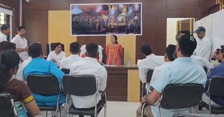 ‘कर्मचाऱ्यांवर दबाव आणाल, तर थेट गुन्हे दाखल करू’ – मुख्याधिकारी नीता अंधारे यांनी सत्ताधाऱ्यांना सुनावले खडे बोल