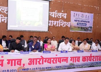 धाराशिव जिल्हा नियोजन समितीची बैठक: भगव्या ध्वजावरून अधिकाऱ्यांना धारेवर धरले..