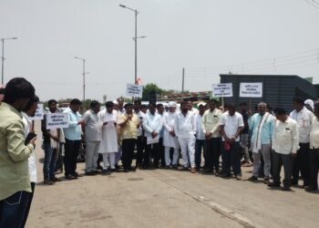 पीक विम्यासाठी नारंगवाडीत रास्ता रोको; १० दिवसांत भरपाई न दिल्यास प्रत्येक तालुक्यात आंदोलनाचा इशारा