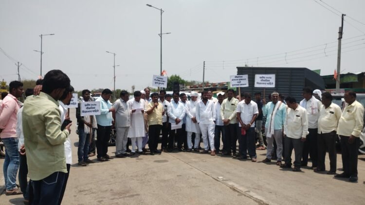 पीक विम्यासाठी नारंगवाडीत रास्ता रोको; १० दिवसांत भरपाई न दिल्यास प्रत्येक तालुक्यात आंदोलनाचा इशारा