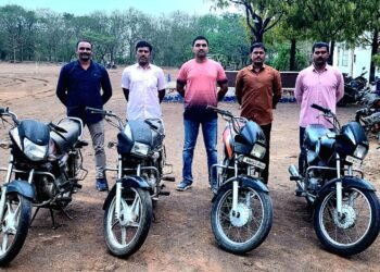 धाराशिव बसस्थानक परिसरातून मोटारसायकल चोरणारे २ आरोपी स्थानिक गुन्हे शाखेच्या जाळ्यात; ४ गाड्या जप्त