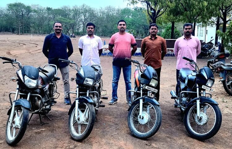 धाराशिव बसस्थानक परिसरातून मोटारसायकल चोरणारे २ आरोपी स्थानिक गुन्हे शाखेच्या जाळ्यात; ४ गाड्या जप्त