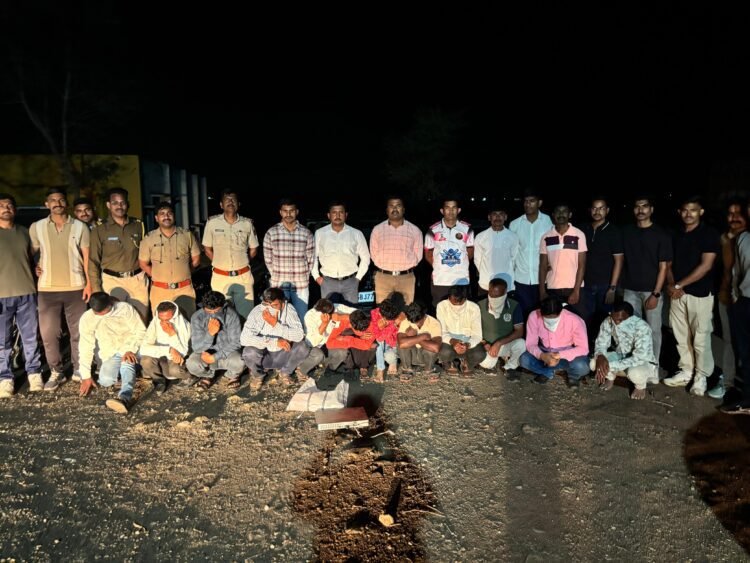 धाराशिवनजीक अळणी येथे जुगार अड्ड्यावर पोलिसांचा मोठा छापा; १२ जण ताब्यात, २२ लाखांचा मुद्देमाल जप्त!