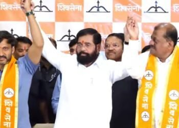 निष्ठेची मशाल विझवून सत्तेचा धनुष्यबाण हाती; ओमराजेंची नवी राजकीय परीक्षा !