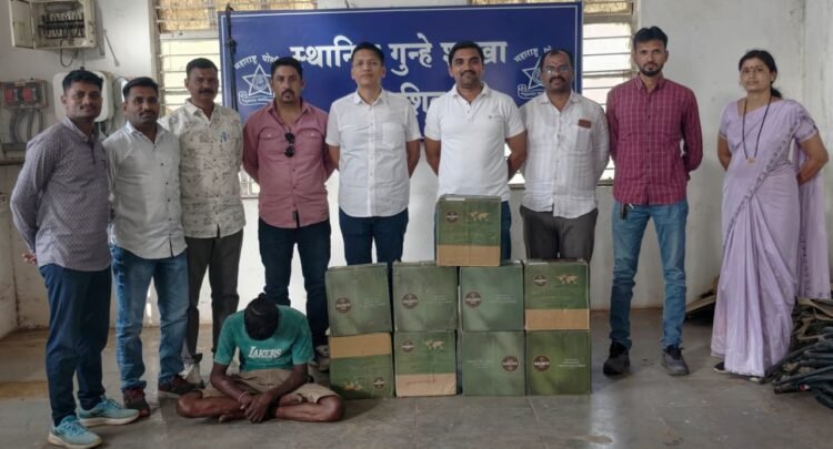 ‘धूम’ स्टाईल चोरीचा पर्दाफाश! महामार्गावर धावत्या टेम्पोवर चढून ‘व्हिस्की’चे बॉक्स लांबवणारा स्थानिक गुन्हे शाखेच्या जाळ्यात; १.२३ लाखांचा माल जप्त