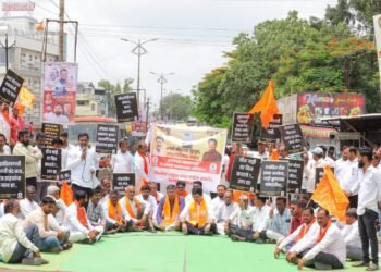 स्मार्ट मीटर व लोडशेडिंगविरोधात शिवसेनेचे महावितरण कार्यालयावर चक्काजाम आंदोलन