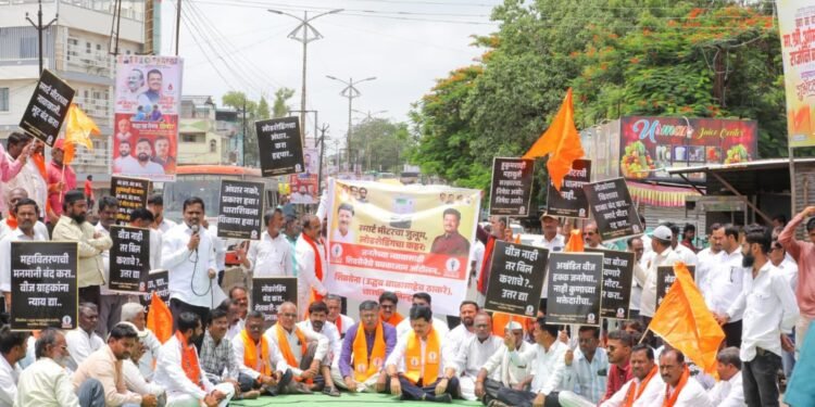 स्मार्ट मीटर व लोडशेडिंगविरोधात शिवसेनेचे महावितरण कार्यालयावर चक्काजाम आंदोलन