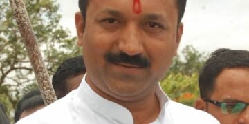 “पक्षाचे मालक बनू नका; कार्यकर्त्यांनी आयुष्यभर सतरंज्याच उचलायच्या का?”