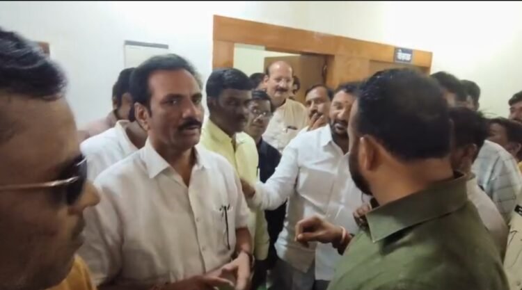 35 वर्षे पक्षात काम करणाऱ्या भाजप नेत्याला मंत्र्यांची भेट नाकारली?