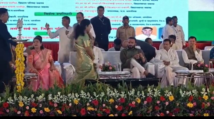 होर्डिंगवरून महायुतीत ठिणगी; तानाजीराव सावंत-ओमराजे यांचे फोटो वगळल्याने कार्यक्रमावर बहिष्कार