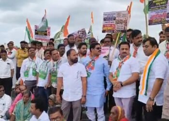 तामलवाडी टोलनाक्यावरील स्थानिकांच्या रोजगारासाठी काँग्रेसचा एल्गार; व्यावसायिकांना हटविण्याच्या कारवाईविरोधात तीव्र आंदोलन!