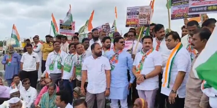 तामलवाडी टोलनाक्यावरील स्थानिकांच्या रोजगारासाठी काँग्रेसचा एल्गार; व्यावसायिकांना हटविण्याच्या कारवाईविरोधात तीव्र आंदोलन!
