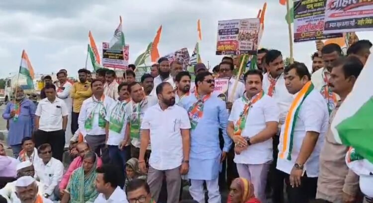 तामलवाडी टोलनाक्यावरील स्थानिकांच्या रोजगारासाठी काँग्रेसचा एल्गार; व्यावसायिकांना हटविण्याच्या कारवाईविरोधात तीव्र आंदोलन!
