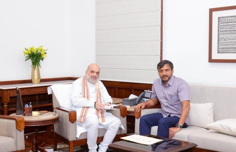 अमित शहा यांची खासदार ओमराजे निंबाळकर यांनी घेतली भेट