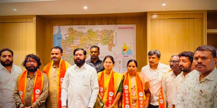 ठाकरे गटाला धक्का; धाराशिवच्या चार नगरसेवकांचा शिवसेना शिंदे गटात प्रवेश