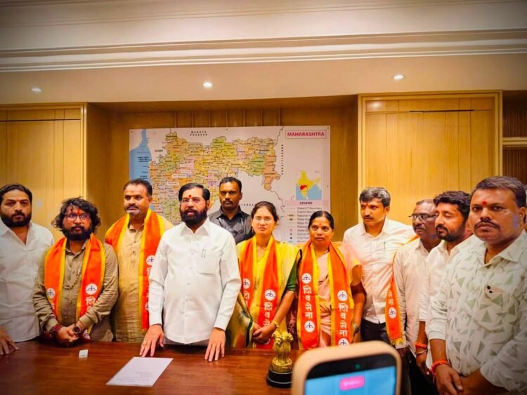 ठाकरे गटाला धक्का; धाराशिवच्या चार नगरसेवकांचा शिवसेना शिंदे गटात प्रवेश