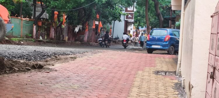 धाराशिव: देशपांडे स्टँड ते नेहरू चौक रस्त्याच्या निकृष्ट कामाविरोधात नागरिक आक्रमक; गुत्तेदारावर कारवाईची मागणी