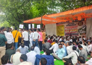प्रलंबित मागण्यांसाठी धाराशिवमध्ये शिक्षकांचे तीव्र धरणे आंदोलन; मागण्या मान्य न झाल्यास आमरण उपोषणाचा इशारा