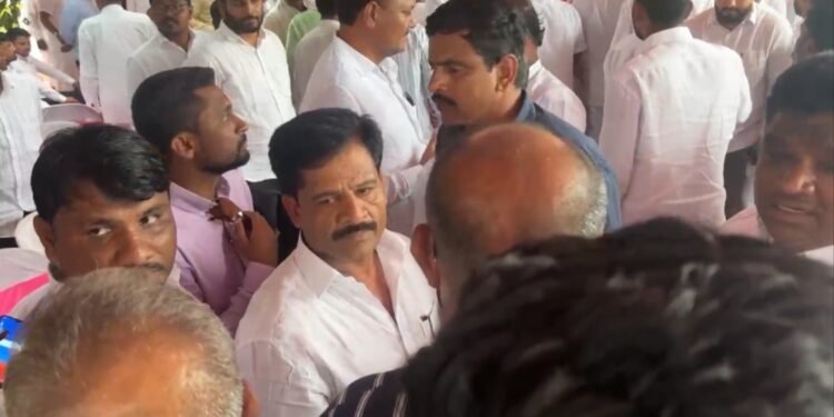 सरनाईक निघून गेल्यानंतर शिंदे गटात हाणामारी? सोमनाथ गुरव म्हणाले, ‘फक्त चेष्टामस्करीतून बोलाचाली’