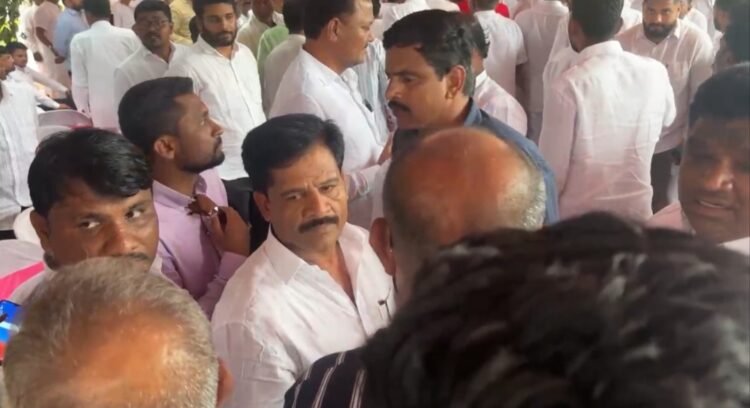 सरनाईक निघून गेल्यानंतर शिंदे गटात हाणामारी? सोमनाथ गुरव म्हणाले, ‘फक्त चेष्टामस्करीतून बोलाचाली’