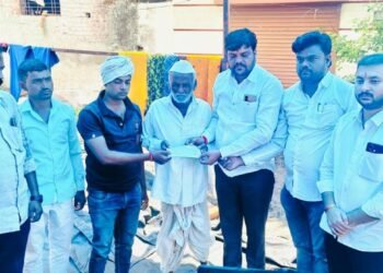 “दुष्काळाच्या संकटात शेतकरी गुणवंत क्षीरसागर यांचे दुर्दैवी निधन; तानाजी सावंतांकडून कुटुंबाला आर्थिक मदत”
