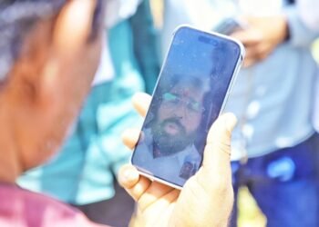 ‘झेंडा मंत्री’ प्रताप सरनाईकांचा ‘व्हिडिओ कॉल’ दुष्काळ दौरा: उंटावरून शेळ्या हाकण्याचा नवा विक्रम!