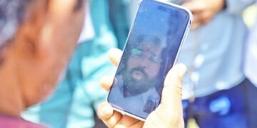 ‘झेंडा मंत्री’ प्रताप सरनाईकांचा ‘व्हिडिओ कॉल’ दुष्काळ दौरा: उंटावरून शेळ्या हाकण्याचा नवा विक्रम!