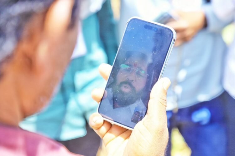 ‘झेंडा मंत्री’ प्रताप सरनाईकांचा ‘व्हिडिओ कॉल’ दुष्काळ दौरा: उंटावरून शेळ्या हाकण्याचा नवा विक्रम!