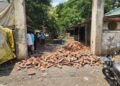 धाराशिवमध्ये वाद पेटला! ZP अध्यक्षांच्या हट्टापायी उभारलेली ‘ती’ वादग्रस्त भिंत ठाकरे सेनेने पाडली