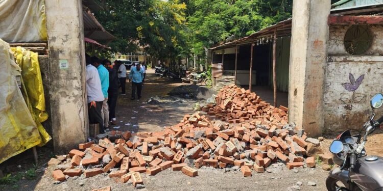 धाराशिवमध्ये वाद पेटला! ZP अध्यक्षांच्या हट्टापायी उभारलेली ‘ती’ वादग्रस्त भिंत ठाकरे सेनेने पाडली