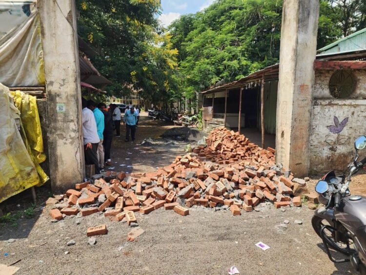 धाराशिवमध्ये वाद पेटला! ZP अध्यक्षांच्या हट्टापायी उभारलेली ‘ती’ वादग्रस्त भिंत ठाकरे सेनेने पाडली