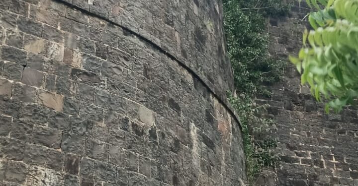 नळदुर्ग किल्ल्यावर तीन मुलांसह महिलेची उडी; आई, मुलगा आणि एका मुलीचा मृत्यू