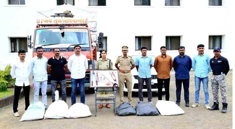 धाराशिव : पोलिसांच्या अंगावर टेम्पो घालून पळणाऱ्या महामार्गावरील कुख्यात लुटारू टोळीला एलसीबीने ठोकल्या बेड्या