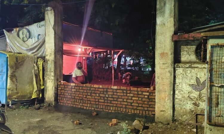 ऐन महालक्ष्मी सणाच्या रात्री धाराशिवमध्ये ‘दडपशाही’! जिल्हा परिषद अध्यक्षा अर्चना पाटलांच्या हट्टापायी ४० वर्षांचा रस्ता रोखण्यासाठी मध्यरात्री उभारली भिंत