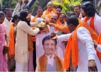 शिवसेना (उबाठा) आक्रमक: अंबादास दानवेंच्या प्रतिमेला दुग्धाभिषेक घालत भाजपच्या ‘जोडे मारो’ आंदोलनाला चोख प्रत्युत्तर