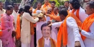 शिवसेना (उबाठा) आक्रमक: अंबादास दानवेंच्या प्रतिमेला दुग्धाभिषेक घालत भाजपच्या ‘जोडे मारो’ आंदोलनाला चोख प्रत्युत्तर