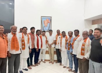 ‘रडू नको बाळा’वर डिवचणारा कार्यकर्ता आता ओमराजेंच्याच गळ्यात गळा घालून रडला; नितीन शेरखानेंचा भाजपला ‘बदाबदा’ दणका!