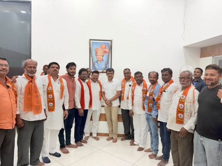 ‘रडू नको बाळा’वर डिवचणारा कार्यकर्ता आता ओमराजेंच्याच गळ्यात गळा घालून रडला; नितीन शेरखानेंचा भाजपला ‘बदाबदा’ दणका!