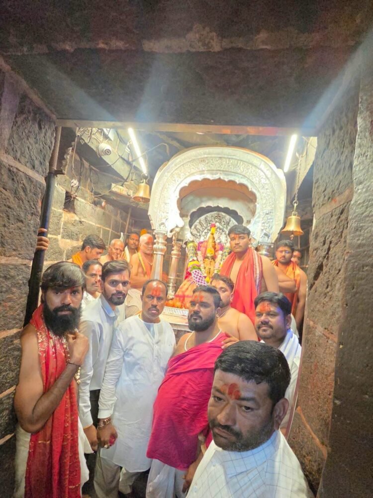 तुळजाभवानी मंदिर ‘मटका किंग’ व्हीआयपी दर्शन प्रकरण: धार्मिक व्यवस्थापक अमोल भोसले निलंबित