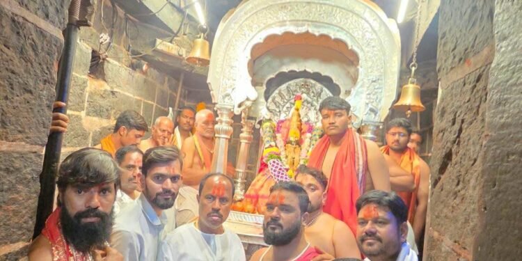 तुळजाभवानी मंदिर ‘मटका किंग’ व्हीआयपी दर्शन प्रकरण: धार्मिक व्यवस्थापक अमोल भोसले निलंबित